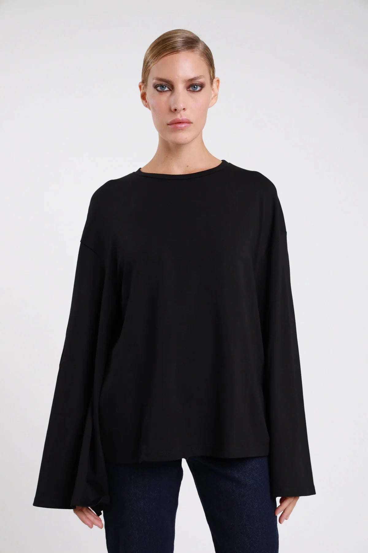 T-shirt manica campana Susy Mix nera con girocollo e linea ampia, vista frontale
