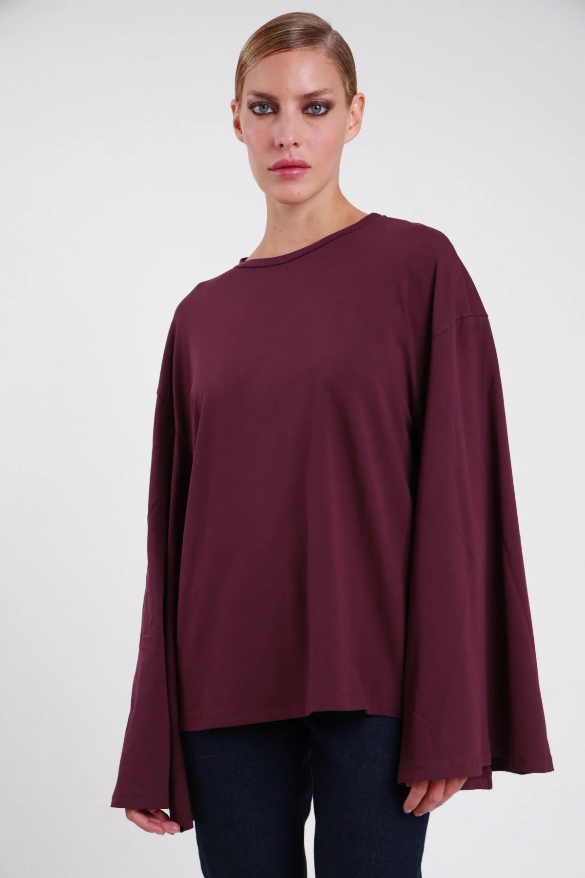 T-shirt manica campana Susy Mix bordeaux, vista frontale delle maniche lunghe svasate