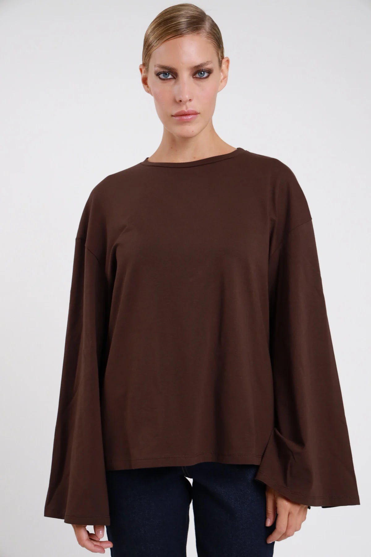 T-shirt manica campana Susy Mix marrone, vista frontale del girocollo e del taglio ampio