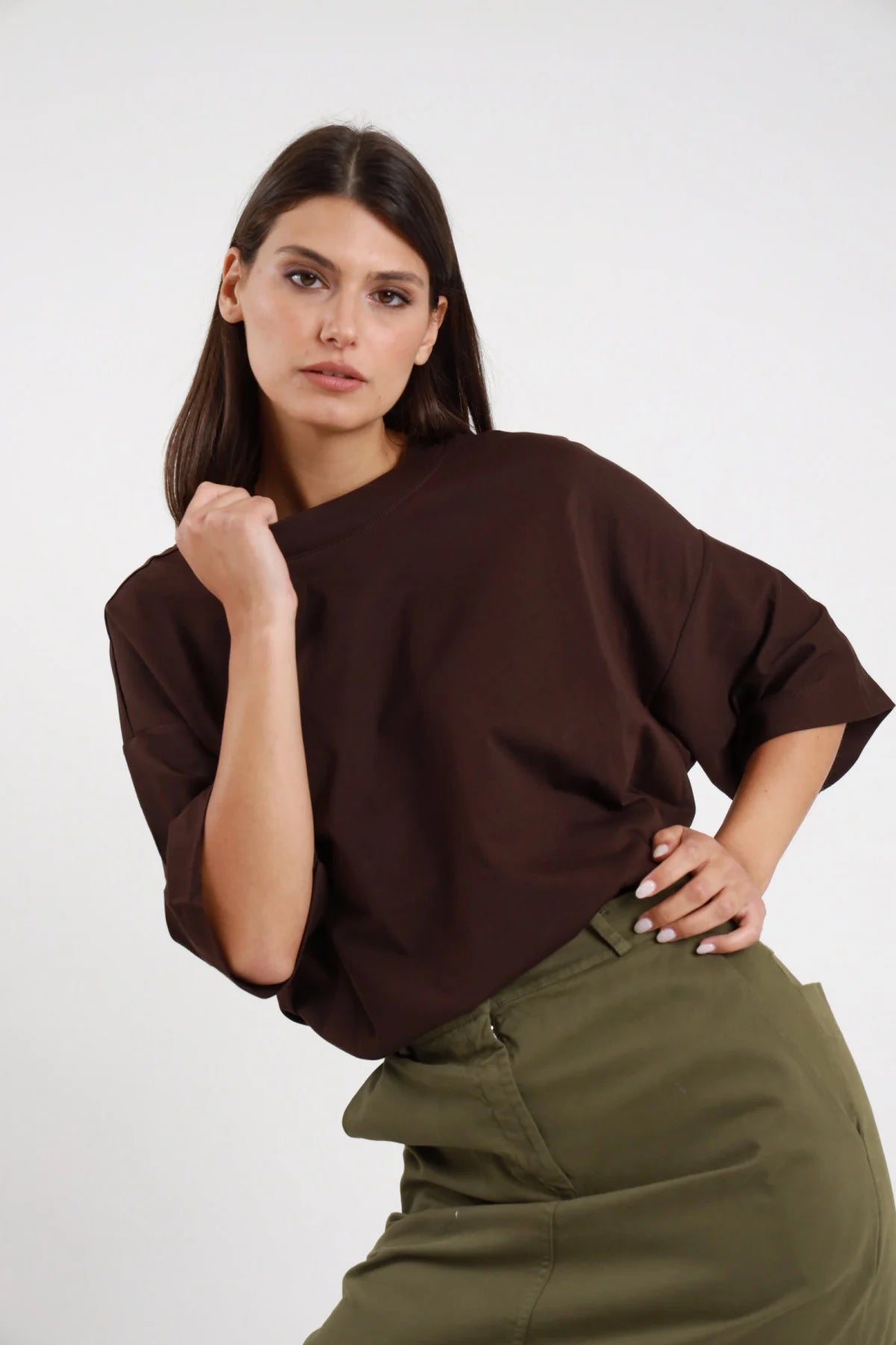 T-shirt over Mai per caso nulla accade Susy Mix Pre-Fall marrone cioccolato 100% cotone frontale liscio senza stampa girocollo leggermente rialzato manica corta boxy oversize frontale busto pugno collo mano fianco - modella frontale busto pugno collo mano fianco capelli scuri lisci sfondo bianco pantaloni cargo verde militare abbinati