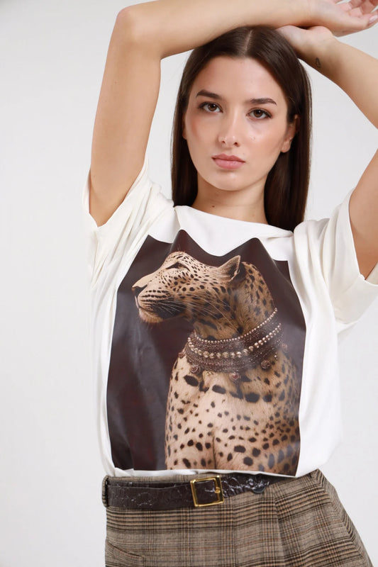 T-shirt stampa fotografica artistica leopardo profilo collana etnica gioiello oro bronzo marrone sfondo bruciato scuro bianco panna jersey dettaglio busto braccia alzate fronte stampa girocollo tondo manica corta balloon dolman corpo oversize boxy - modella dettaglio busto braccia alzate mani giunte sopra testa sguardo frontale intenso capelli castani scuri lisci sfondo bianco gonna check beige kaki cintura nera fibbia dorata