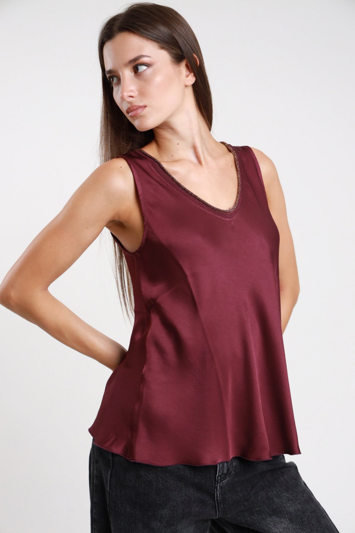 Top scollo V blu navy donna Susy Mix – viscosa satinata bordo glitter vista frontale con pantaloni cammello