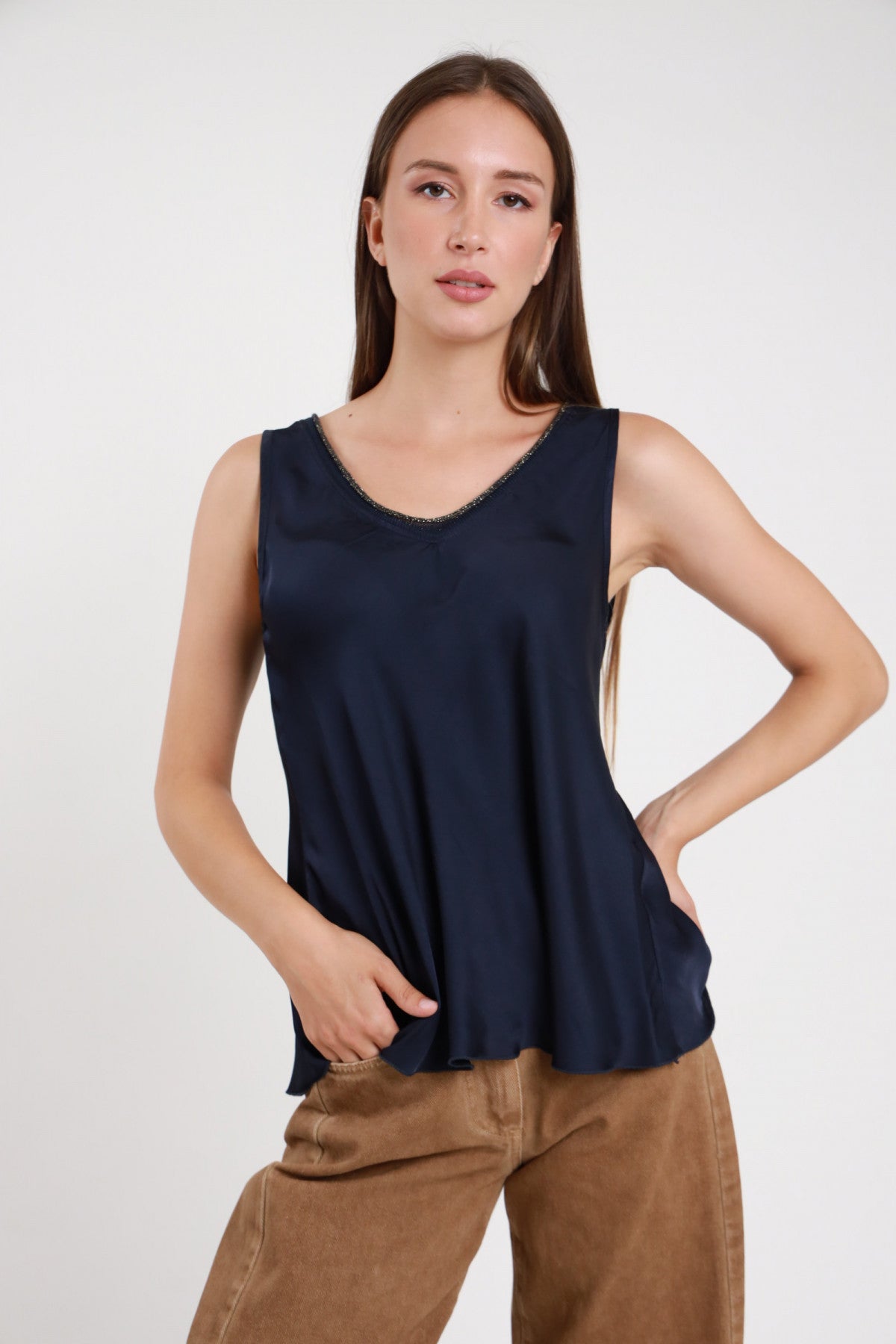 Top scollo V tortora donna Susy Mix – viscosa satinata bordo glitter vista frontale con jeans denim
