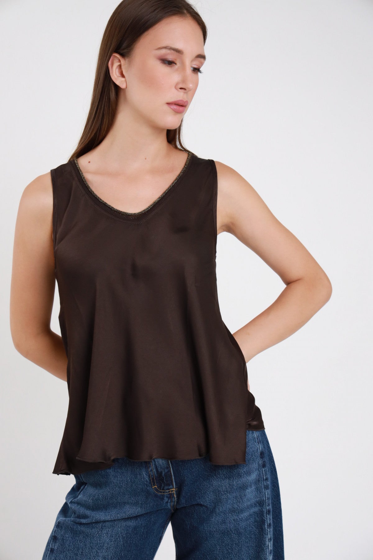 Top scollo V grigio antracite donna Susy Mix – viscosa satinata bordo glitter vista laterale con pantaloni in pelle bordeaux