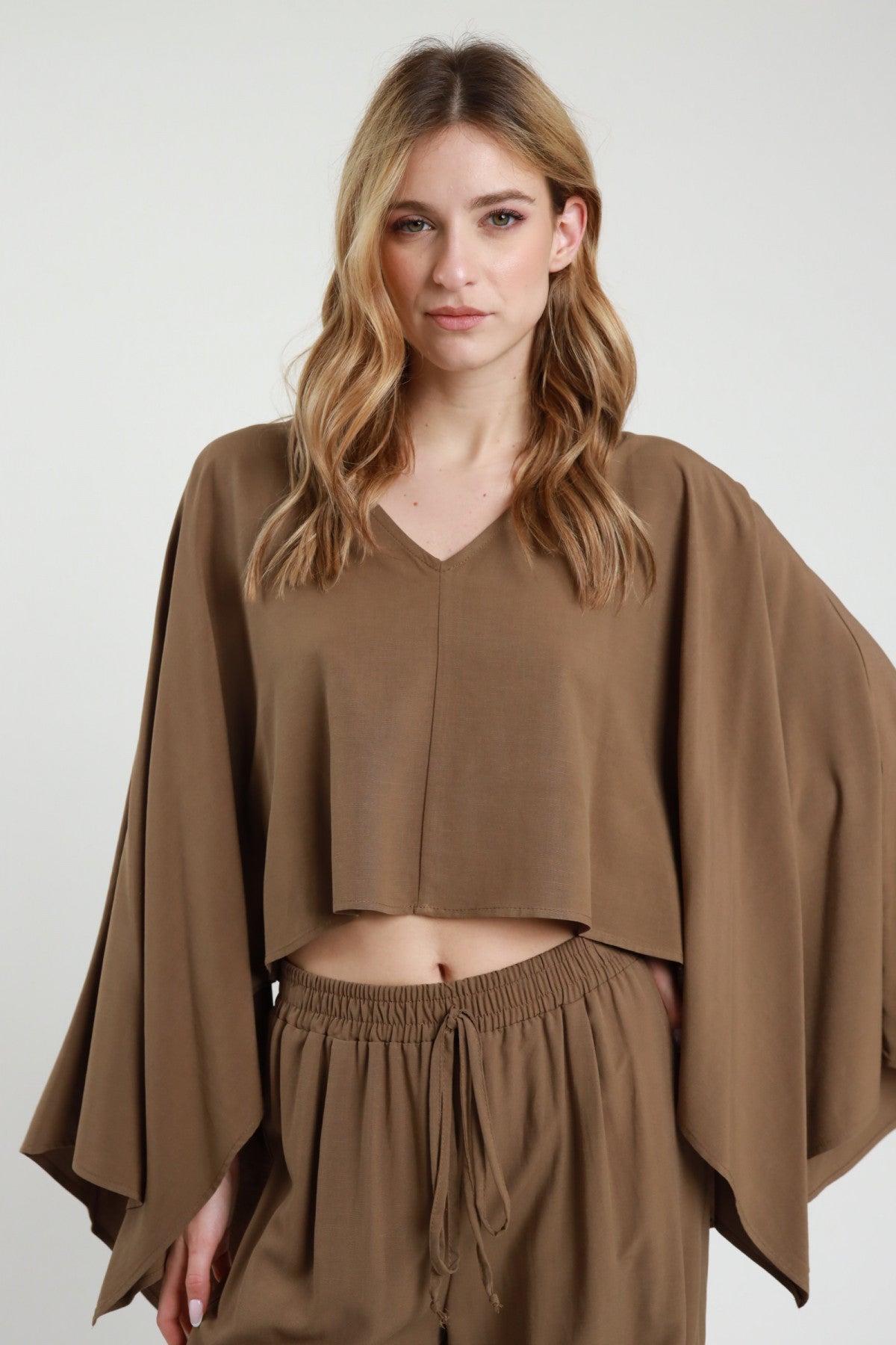 Top farfalla cammello Susy Mix – vista frontale su modella con pantaloni coordinati