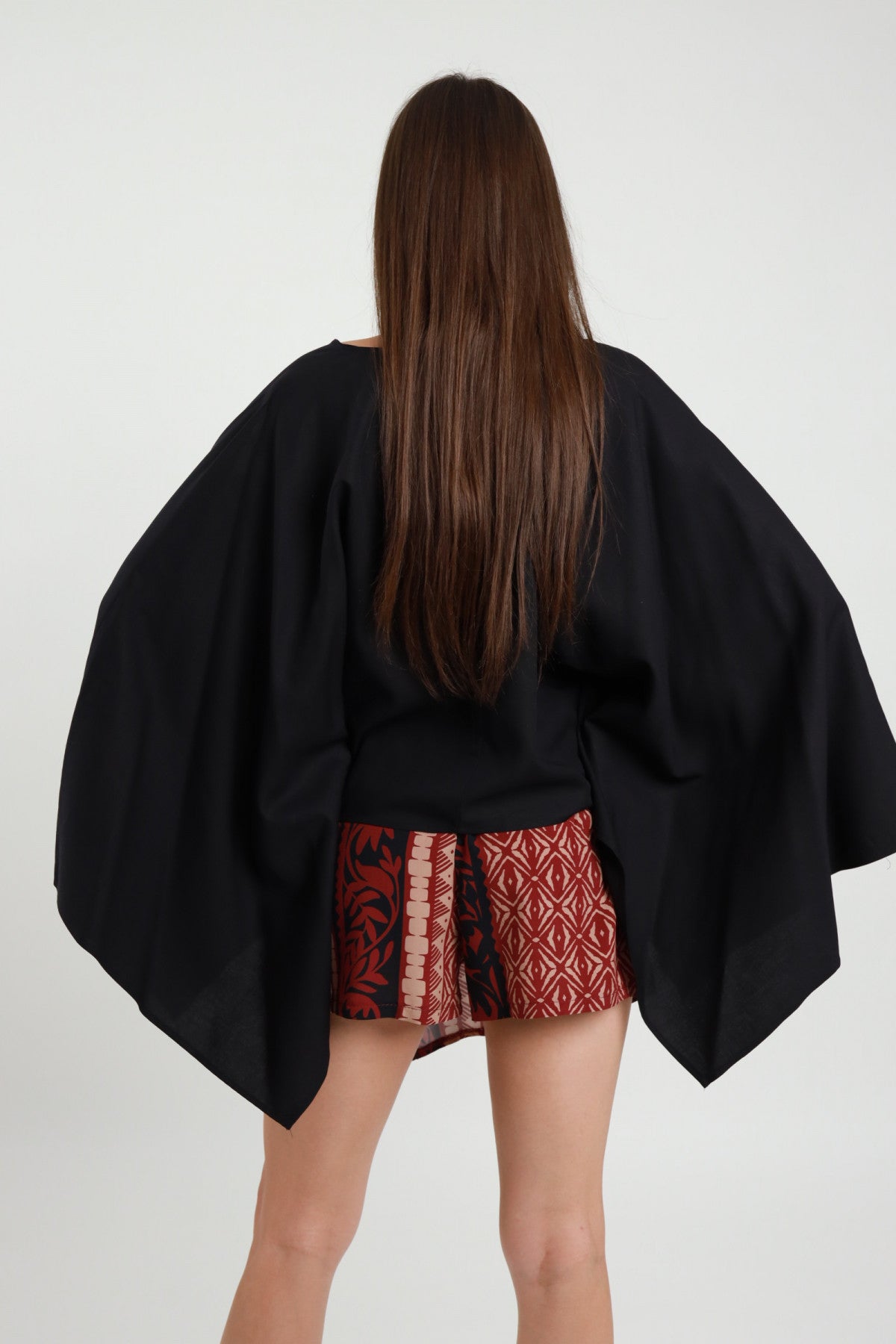 Top farfalla nero Susy Mix – vista posteriore su modella