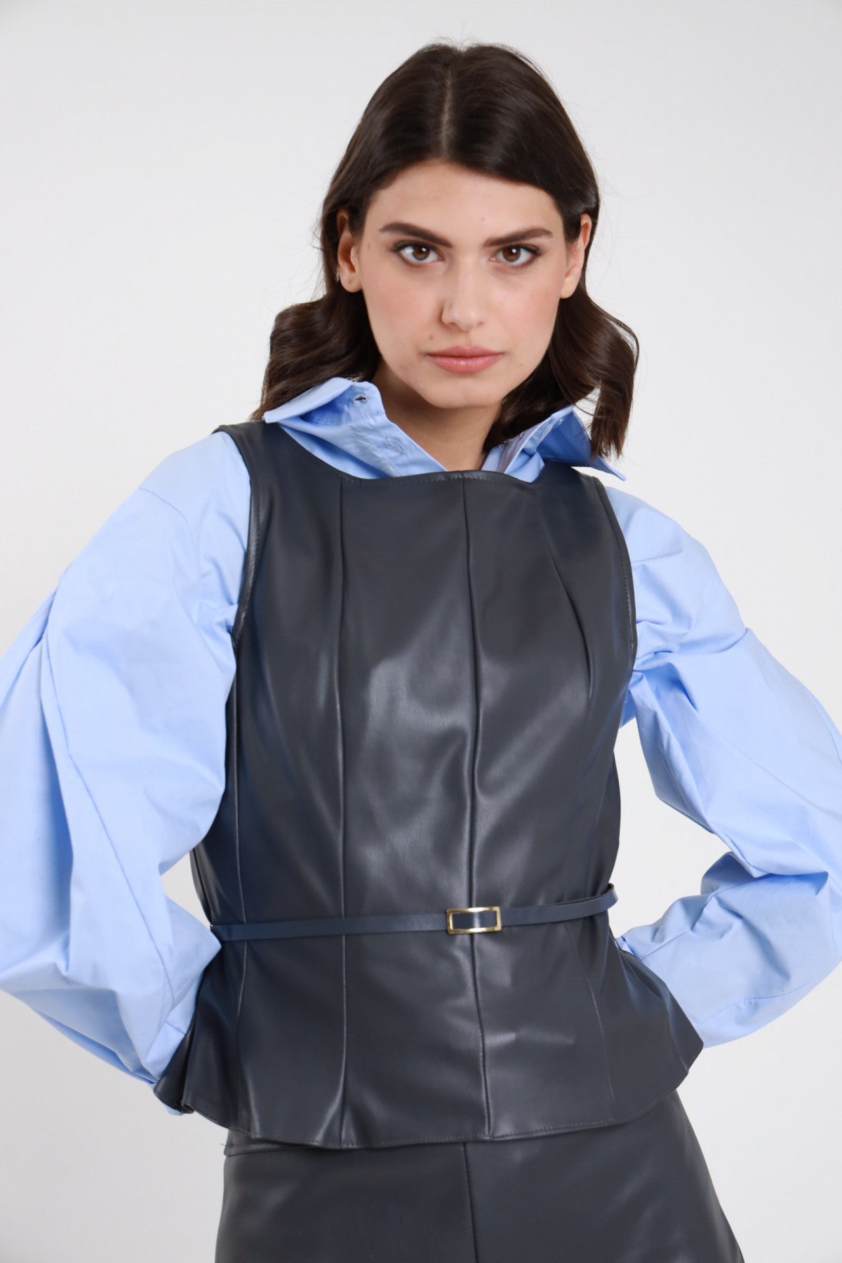 Top ecopelle grigio antracite donna Susy Mix – scollo barca peplum cintura fibbia dettaglio busto con camicia azzurra
