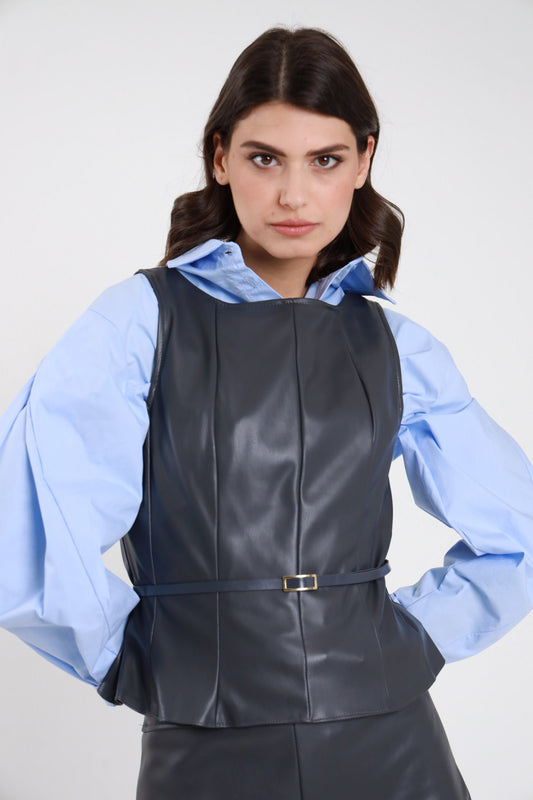 Top ecopelle grigio antracite donna Susy Mix – scollo barca peplum cintura fibbia dettaglio busto con camicia azzurra