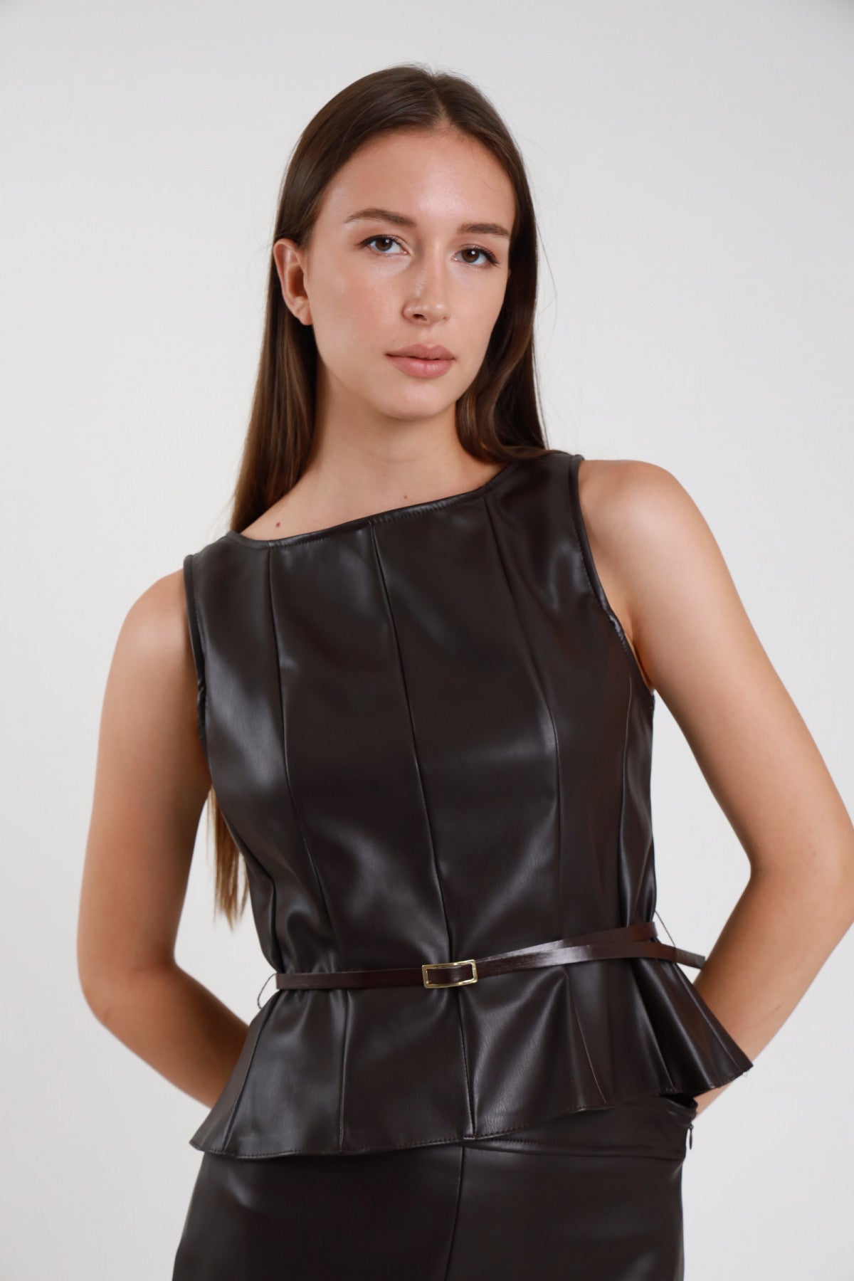 Top ecopelle marrone scuro donna Susy Mix – scollo barca peplum cintura fibbia vista frontale con gonna ecopelle marrone