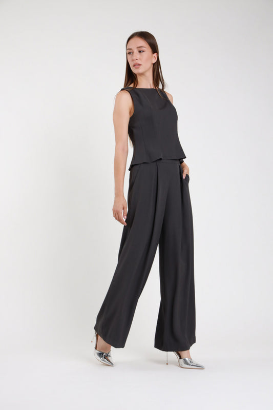 Completo top peplum e pantaloni palazzo nero antracite donna Susy Mix – scollo barca vista frontale con mules argento