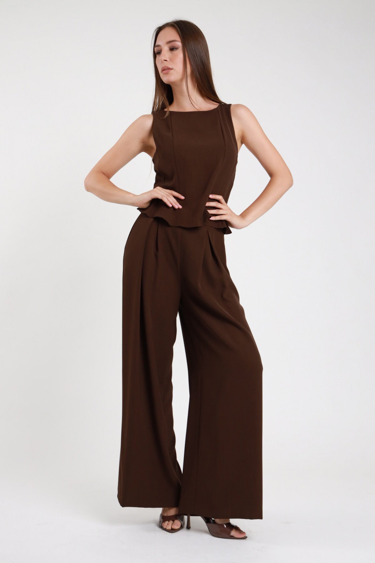 Completo top peplum e pantaloni palazzo marrone cioccolato donna Susy Mix – scollo barca vista frontale con mules marroni