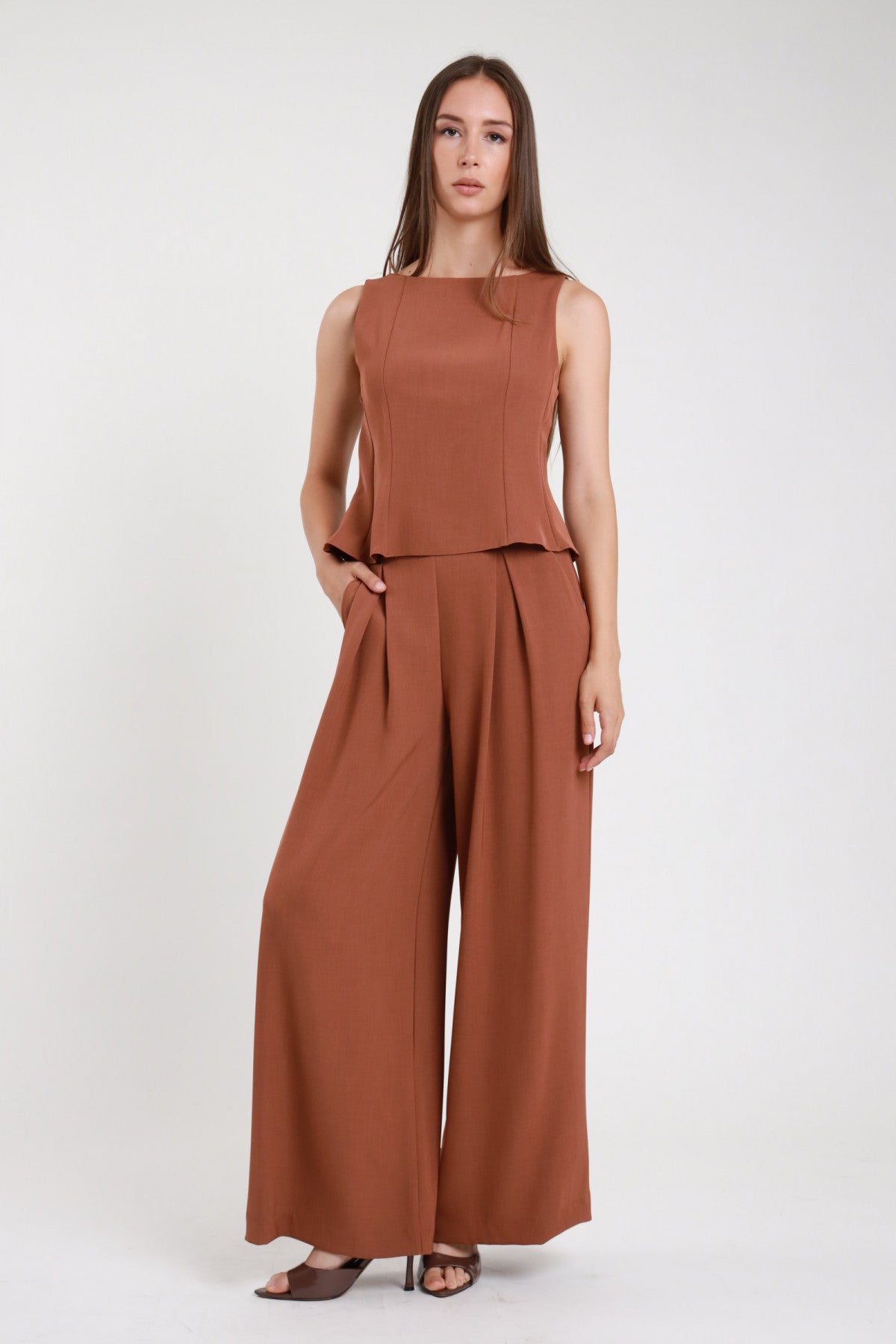 Completo top peplum e pantaloni palazzo terracotta donna Susy Mix – scollo barca vista frontale con mules marroni