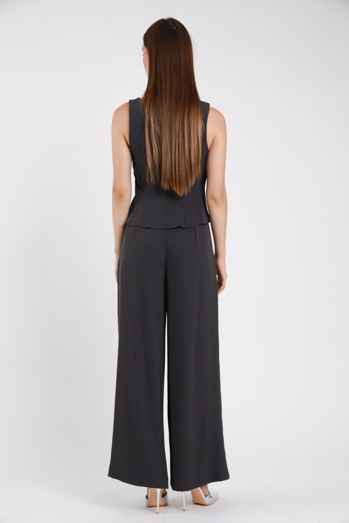 Completo top peplum e pantaloni palazzo nero antracite donna Susy Mix – vista posteriore scollo barca profondo con mules argento