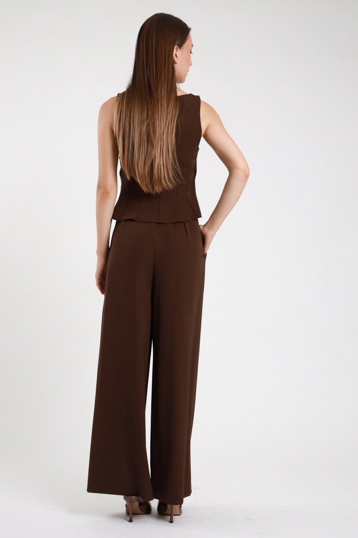 Completo top peplum e pantaloni palazzo marrone cioccolato donna Susy Mix – vista posteriore con mules marroni