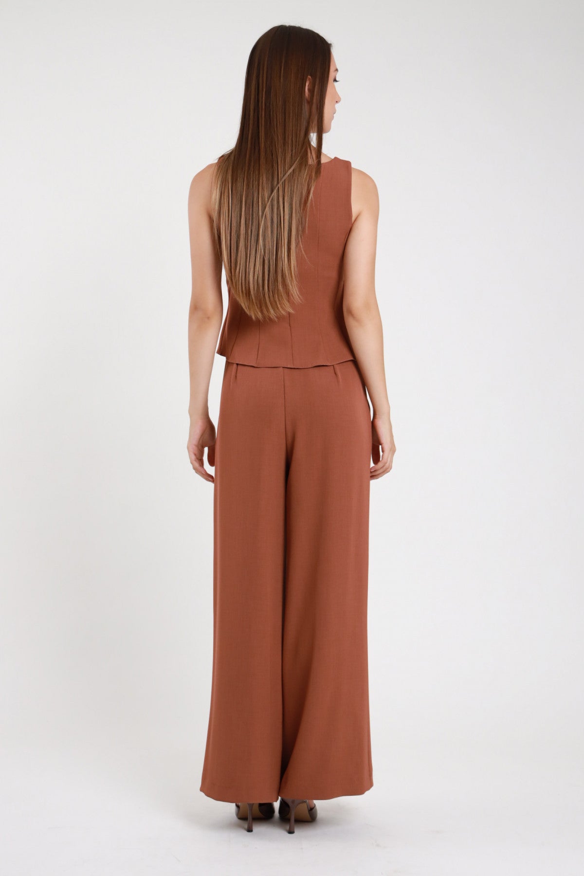 Completo top peplum e pantaloni palazzo terracotta donna Susy Mix – vista posteriore con mules marroni