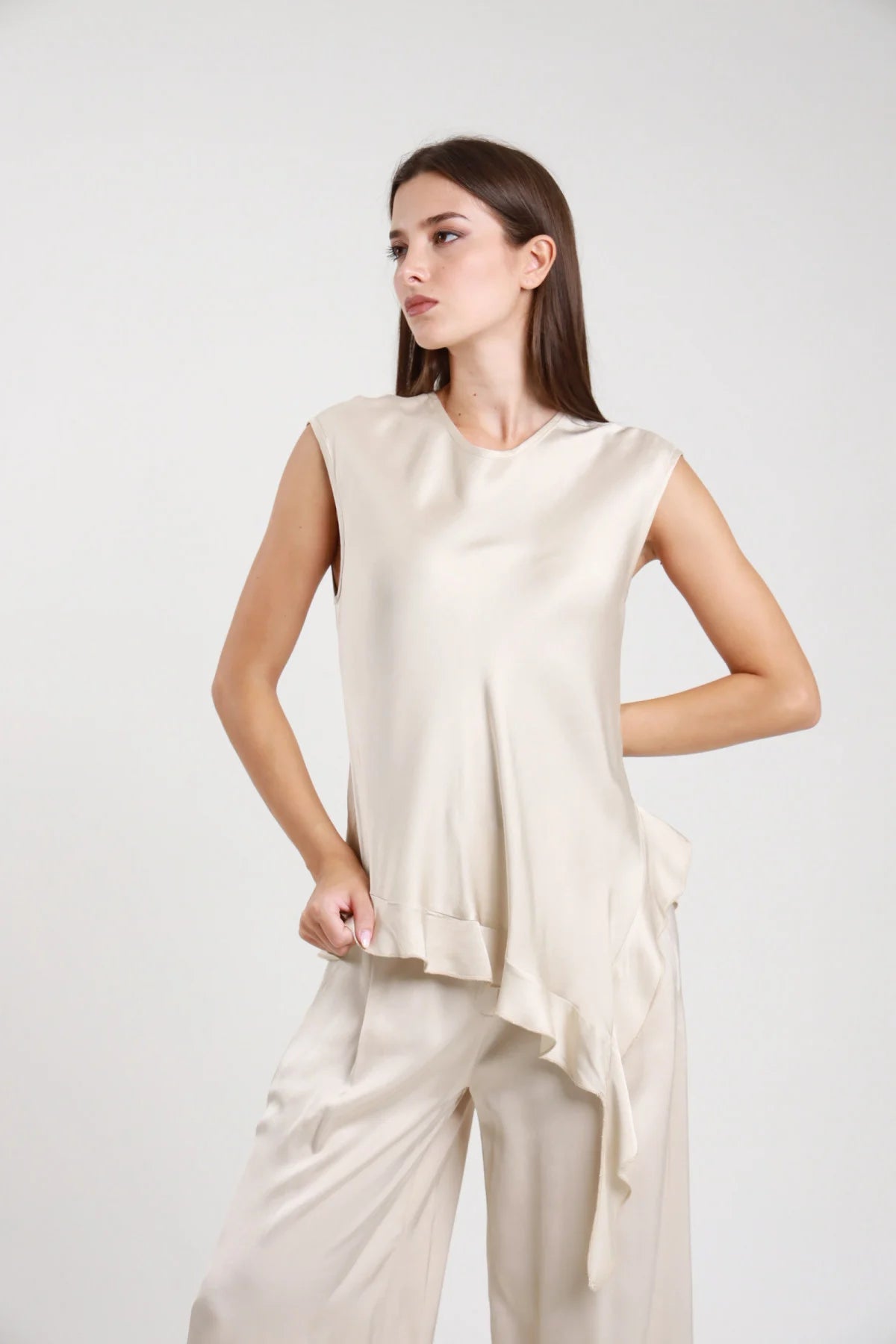 Top rouches panna beige satinato con volant asimmetrico - vista laterale