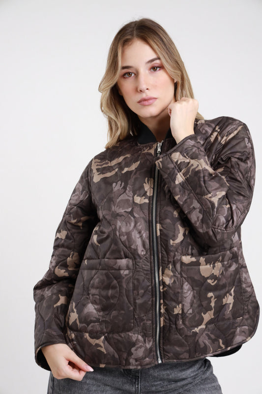 Trapuntino mimetico da donna con motivo camouflage scuro, tasche applicate e zip, vista frontale indossata