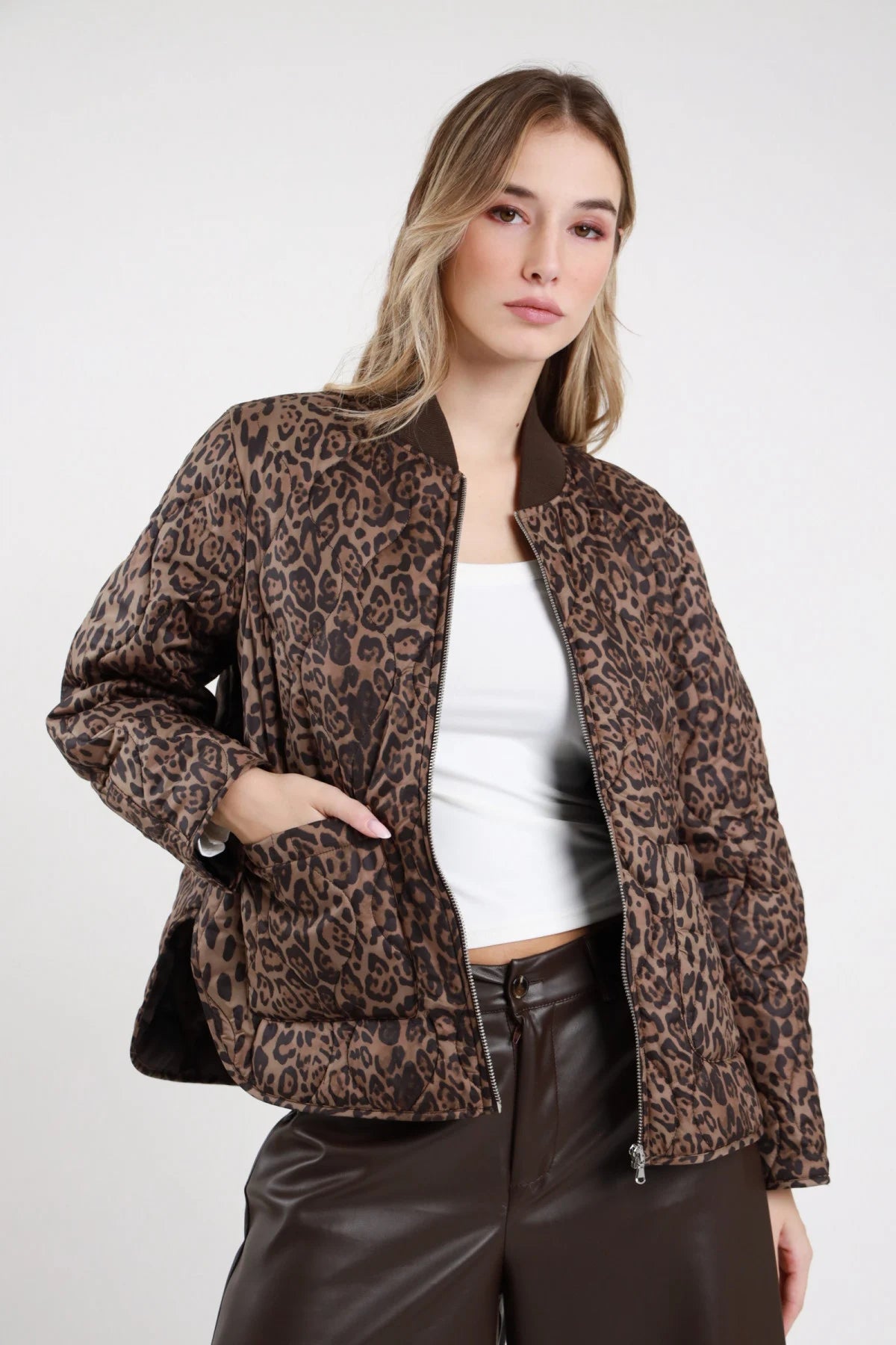 Trapuntino animalier marrone da donna trapuntato con zip frontale, collo a costine e tasche applicate, vista frontale aperto