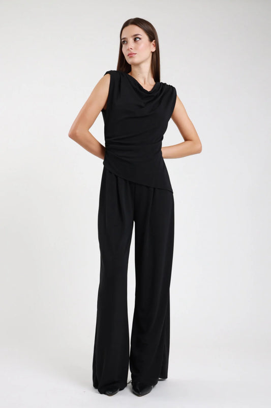 Tuta intera nera con top drappeggiato e pantalone palazzo - vista frontale modella