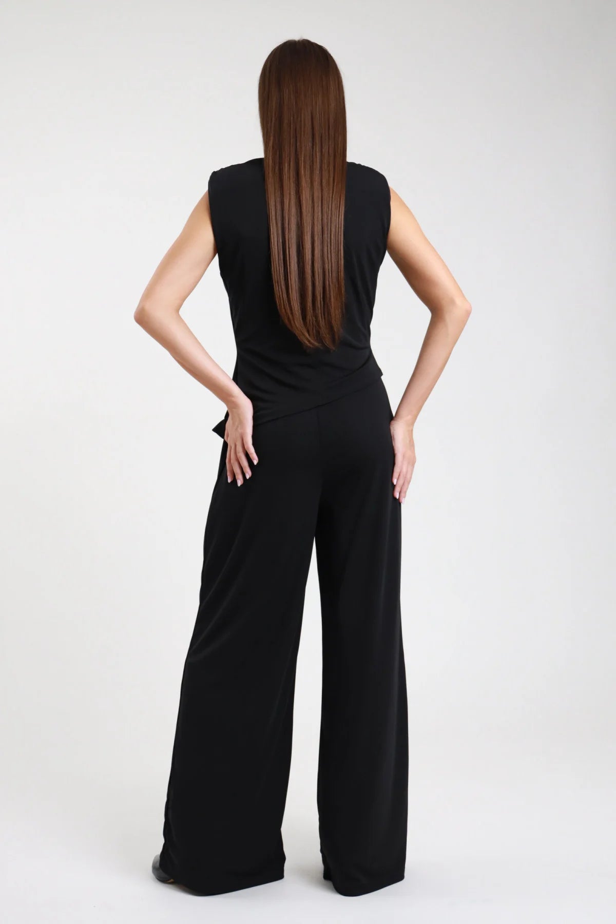 Tuta intera nera pantalone palazzo wide leg - vista posteriore modella